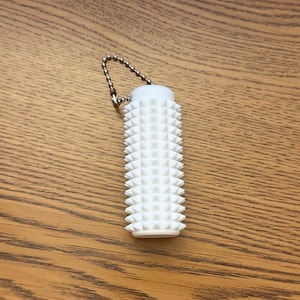 Puede incluir: Un letrero de madera r&uacute;stica con la frase "Welcome to our home" en letras blancas. El letrero presenta un acabado envejecido y un dise&ntilde;o sencillo y acogedor, perfecto para la entrada.