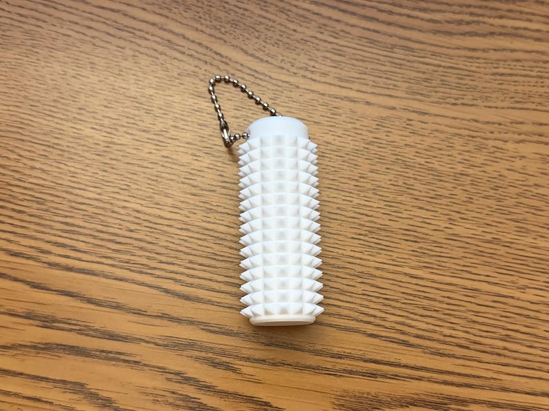 Puede incluir: Un letrero de madera r&uacute;stica con la frase "Welcome to our home" en letras blancas. El letrero presenta un acabado envejecido y un dise&ntilde;o sencillo y acogedor, perfecto para la entrada.