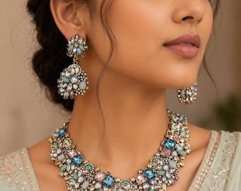 Set di gioielli indiani multicolore con collana e orecchini vistosi, perfetto per sari da sposa o lehenga in stile boho.