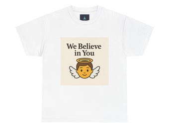 Könnte beinhalten: Weißes T-Shirt mit Rundhalsausschnitt und einem Engel-Motiv mit Heiligenschein und Flügeln sowie dem Text "We Believe in You" in Braun. Das Design befindet sich auf einem beigefarbenen Quadrat.