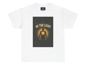 Könnte beinhalten: Weißes T-Shirt mit einem Grafikdesign mit dem Text "BE THE LIGHT". Die Grafik zeigt eine Silhouette einer Person mit strahlendem Licht aus der Brust, vor einem dunklen Hintergrund.