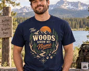 Koszulka z nadrukiem „The Woods Know My Name” | Wzór: Mountain Forest Camping