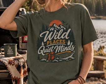 Koszulka „Wild Places Quiet Minds” | Wzór „Kemping Góry Las”
