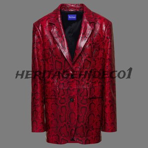 Könnte beinhalten: Ein roter Blazer mit Schlangenmuster, mit einem Knopfverschluss und zwei Vordertaschen. Der Blazer hat ein fallendes Revers und ein schwarzes Innenfutter. Der Text "Heritage" ist auf einem blauen Etikett im Inneren sichtbar.