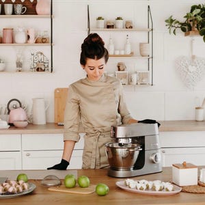 Puede incluir: Un juego de tres tazas de cer&aacute;mica con un acabado moteado y mate. Las tazas son de color crema, gris claro y gris oscuro. Cada taza tiene un dise&ntilde;o simple y minimalista, ideal para caf&eacute; o t&eacute;.