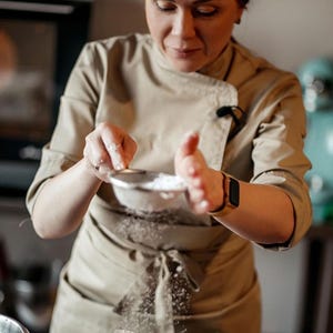 Puede incluir: Un juego de tres tazas de cer&aacute;mica con acabado mate moteado. Las tazas son de color crema, gris claro y gris oscuro. Cada taza tiene un dise&ntilde;o simple y minimalista, ideal para caf&eacute; o t&eacute;.