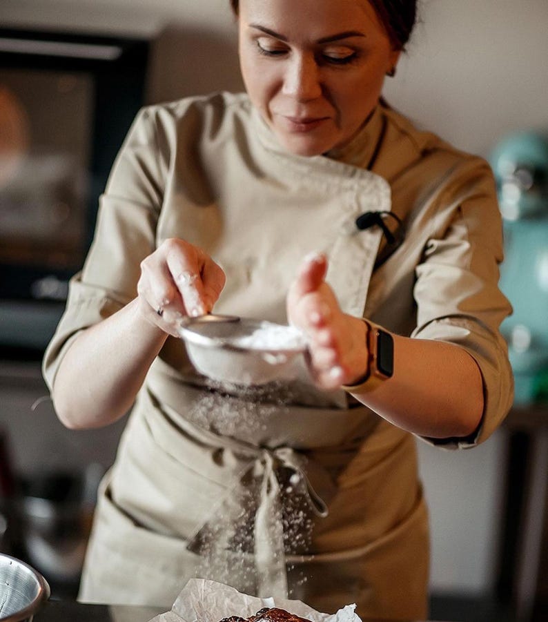 Puede incluir: Un juego de tres tazas de cer&aacute;mica con acabado mate moteado. Las tazas son de color crema, gris claro y gris oscuro. Cada taza tiene un dise&ntilde;o simple y minimalista, ideal para caf&eacute; o t&eacute;.