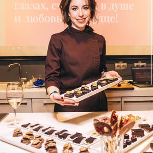 Puede incluir: Una taza de cer&aacute;mica blanca con un asa negra y el texto "But First, Coffee" en negro en negrita. La taza est&aacute; sobre una superficie blanca. La taza mide aproximadamente 10 cm de alto.