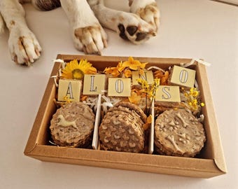 Personalisierbare Hundekekse Geschenkbox mit Hundenamen-Leckerli und Blütendekoration; Geschenk Hund