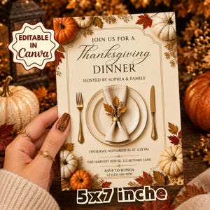 Puede incluir: Una tarjeta de invitación para una cena de Acción de Gracias sobre un fondo crema con una ilustración de un cubierto, un tenedor, un cuchillo y una servilleta. El texto dice: JOIN US FOR A Thanksgiving DINNER HOSTED BY SOPHIA & FAMILY, THURSDAY, NOVEMBER 26 AT 4:30 PM, THE HARVEST HOUSE, 123 AUTUMN LANE, RSVP TO SOPHIA AT (123) 456-7890.