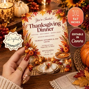 Puede incluir: Una tarjeta de invitación para la cena de Acción de Gracias de 12,7 x 17,8 cm con un borde de hojas de otoño, calabazas y bayas. El texto dice You're Invited to Thanksgiving Dinner, Good Food, Great Company, Grateful Hearts, hosted by Sophia & Family, Thursday, November 26, 2026, 6:00 PM, 123 Harvest Lane, Happyville, CA 90210, RSVP to Sophia by Nov. 15, (123) 456-7890.