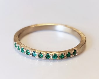 Emerald Eternity Band, 18k White Gold Ring, Emerald Stacking Ring, Emerald Stackable ring, Emerald wedding band ring