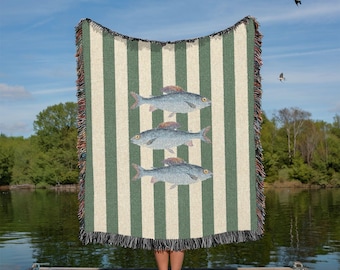 Manta tejida 100% algodón con estampado de sardinas a rayas, ideal para decoración de casas de playa y zonas costeras. Color verde.