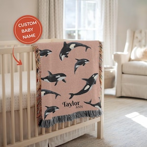 Manta tejida 100% algodón con diseño de orca, ideal para la decoración de una casa de playa o una habitación infantil.