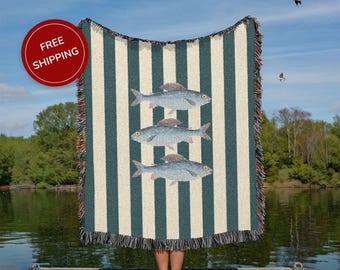 Manta tejida 100% algodón con estampado de sardinas a rayas, ideal para decoración de casas de playa y zonas costeras. Color azul.
