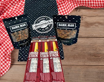 Mandeln und Bourbon-Speck-Wurstkäse – Damn, Man-Geschenktüte zum Vatertag – Geräucherte und kräftige Biernüsse – Premium-Snacks