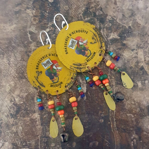 Nouvellement listé! Boucles d'oreilles bouchon de bouteille jaune recyclé, cadeau de Noël, fait main avec amour