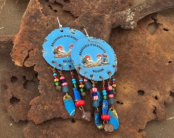 Blue La Chouffe  recycled bottle cap earring with  glass beads bells and tin dangles, cadeau, Sieraden Oorbellen