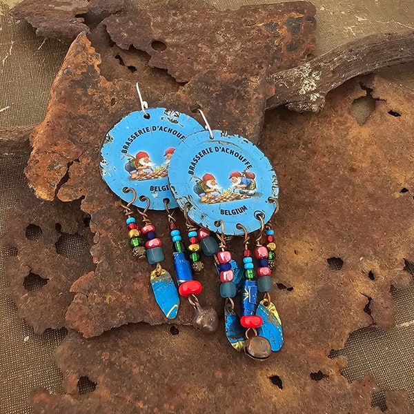 Blue La Chouffe  recycled bottle cap earring with  glass beads bells and tin dangles, cadeau, Sieraden Oorbellen