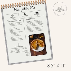 K&ouml;nnte beinhalten: Eine Rezeptkarte f&uuml;r K&uuml;rbiskuchen mit Spiralbindung. Die Karte enth&auml;lt eine Zutatenliste, Anweisungen und Aufbewahrungstipps. Das Rezept ist f&uuml;r 12 Portionen und die Karte misst 21,6 cm x 27,9 cm. Ein Foto einer Scheibe K&uuml;rbiskuchen ist enthalten.