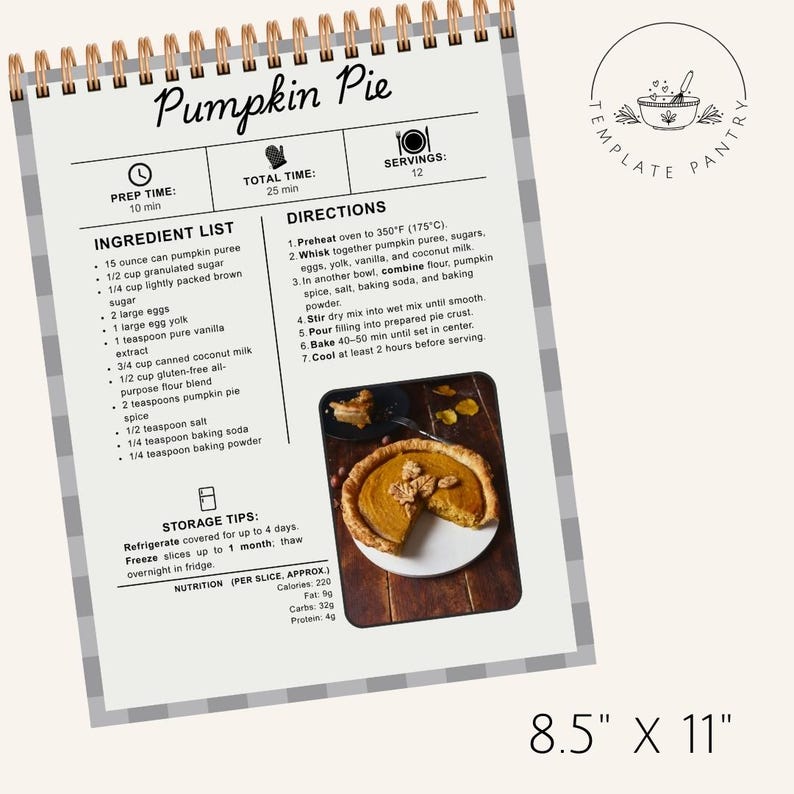 K&ouml;nnte beinhalten: Eine Rezeptkarte f&uuml;r K&uuml;rbiskuchen mit Spiralbindung. Die Karte enth&auml;lt eine Zutatenliste, Anweisungen und Aufbewahrungstipps. Das Rezept ist f&uuml;r 12 Portionen und die Karte misst 21,6 cm x 27,9 cm. Ein Foto einer Scheibe K&uuml;rbiskuchen ist enthalten.