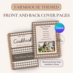 Könnte beinhalten: Zwei spiralgebundene Kochbücher mit Bauernhaus-Thema. Die Umschläge weisen ein braun-weißes Karomuster auf. Auf einem Kochbuch steht "Cookbook" und "Favorite Recipes". Auf dem anderen steht "Our Favorite Recipes" und enthält ein Foto. Der Text auf dem Bild lautet "Matching Recipe Page Available in Shop".