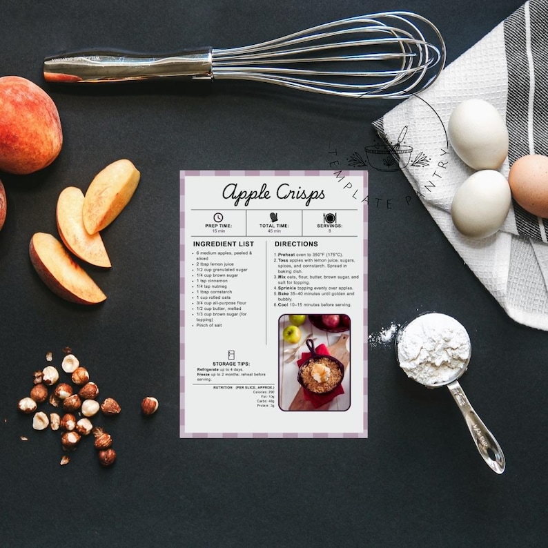 K&ouml;nnte beinhalten: Eine Rezeptkarte f&uuml;r Apfel-Crisps mit Zutaten und Anweisungen, umgeben von frischen Pfirsichen, Haseln&uuml;ssen, Eiern und einem Schneebesen. Die Karte hat einen lila-wei&szlig; karierten Rand und den Text "Apple Crisps".