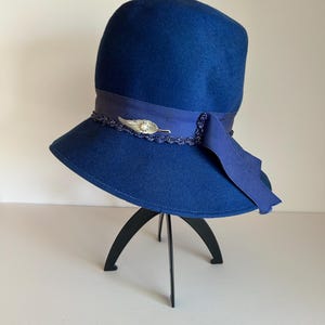 Glenover Henry Pollak Teal Blue Felt Hat Purple Ribbon Trim Vintage 1950s Cloche Glenover Henry Pollak Teal Blue Felt Hat Purple Ribbon Trim  main image 3