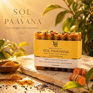 Könnte beinhalten: Ein handgefertigtes gelbes Seifenstück mit dem Text "SOL PAĀVANA" und "Glow bright, live luminous." Die Seife, mit einem Gewicht von 110 Gramm, enthält Kurkuma, Sheabutter und Schwarzkümmel. Das Moksha Vitality Logo ist sichtbar.
