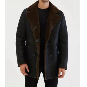 Handgemaakte zwarte leren jas van schapenvacht: donkerbruine vacht, aangepast formaat
