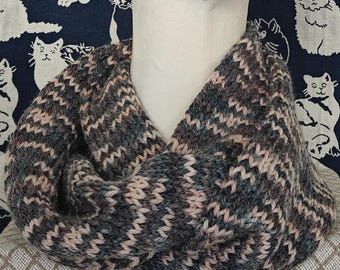 Handgemaakte oneindigheidssjaal van alpacawol: blauwgroen gebreide lus