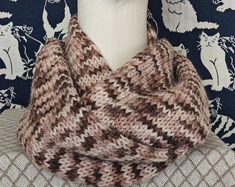 Handgemaakte oneindigheidssjaal van alpacawolmix: gebreide bruine verlooplus