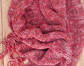 Handgemaakte gebreide sjaal – roodroze bonte katoen-acrylmix, sjaal met lange franjes