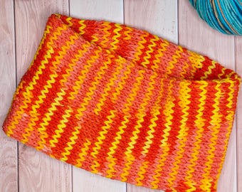 Handgemaakte gebreide acryl nekwarmer: rood en geel gestreepte sportieve sjaal