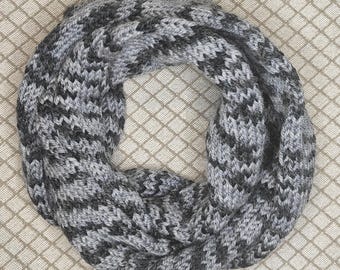 Handgemaakte alpacawol gebreide oneindigheidssjaal: grijze verlooplus