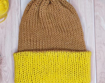 Handgemaakte omkeerbare gebreide beanie: gele en bruine muts van zacht acryl