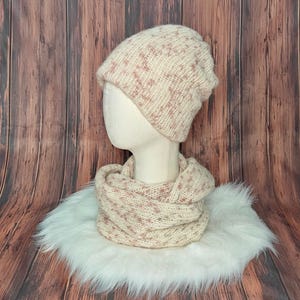 Luxe set van gebreide alpaca/wollen muts en oneindigheidssjaal – zachte crème en oudroze winterset – handgemaakt warm cadeau voor haar