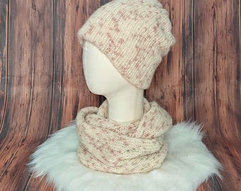 Set van zachte gespikkelde muts en col – sjaal en muts van crème- en rozewolmix – Gezellige handgemaakte winteraccessoireset