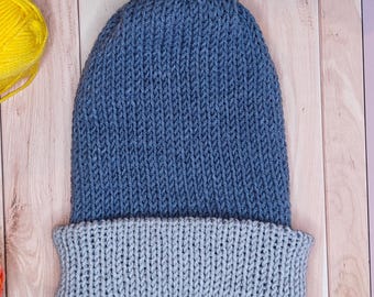 Handgemaakte omkeerbare gebreide beanie: blauw en grijs acryl, slouchy stijl