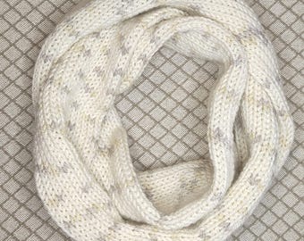 Handgemaakte oneindigheidssjaal van alpacamix: gebreide lus, crème spikkels