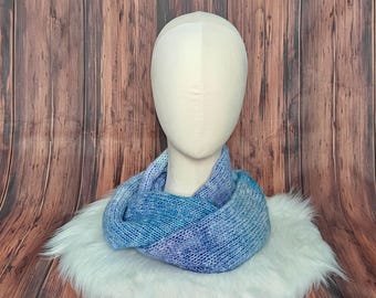 Blauwe oneindigheidssjaal – Levendige blauwe gebreide col – Zachte lichtgewicht wintersjaal met lusjes – Handgemaakt kleurrijk cadeau voor haar