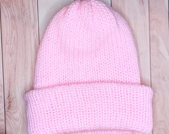 Handgemaakte lichtroze gebreide beanie: zachte acryl slouchy wintermuts