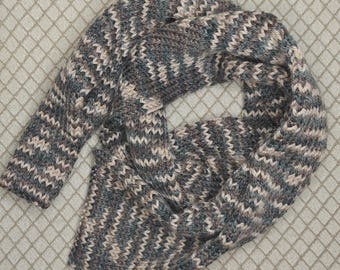 Handgemaakte gebreide sjaal van alpacawolmix: gespikkelde winterwarmer