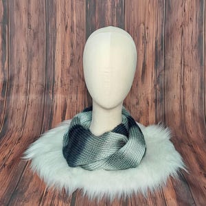 Écharpe infinité en tricot à la main ombré - Cache-col bénitier gris bleu