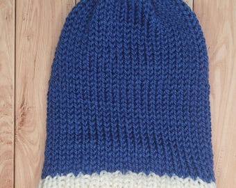 Gebreide blauwe kerstkerstmuts – korte alpacawollen muts, blauw en wit met pompon | Vakantiecadeau voor haar en hem | Kerstcadeau voor het gezin