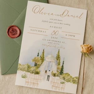 Może przedstawiać: Zaproszenie ślubne z akwarelową ilustracją altany i miejscami do siedzenia na uroczystości. Zaproszenie zawiera imiona "Olivia i Daniel", datę, godzinę i adres. Widoczna jest również suszona róża i zielona koperta z pieczęcią woskową.