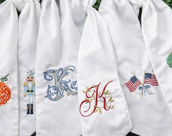 Paquete de fajín de corona bordada de temporada, monograma personalizado, lazo para puerta de inauguración de casa