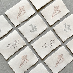 Tarjetas de borde cubiertas - papel hecho a mano, tarjeta de agradecimiento costera, coral, concha, aves marinas, vibraciones de la playa, regalos para ella, juego de cartas, 6 tarjetas dobladas