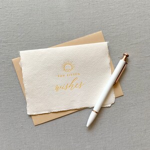 Sun Kissed Wishes // tarjeta de felicitación, tarjeta letterpress, feliz cumpleaños, vida en la playa, estilo costero, papel hecho a mano, papel de borde acordotado