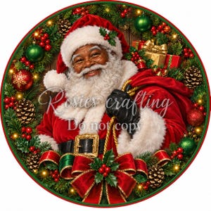 Könnte beinhalten: Ein rundes Weihnachtsschild mit einem lächelnden Weihnachtsmann mit weißem Bart, der einen roten Samtanzug und schwarze Handschuhe trägt. Er ist von einem Kranz aus Tannenzweigen, Tannenzapfen, roten Beeren und Ornamenten mit dem Text Rosies crafting umgeben.